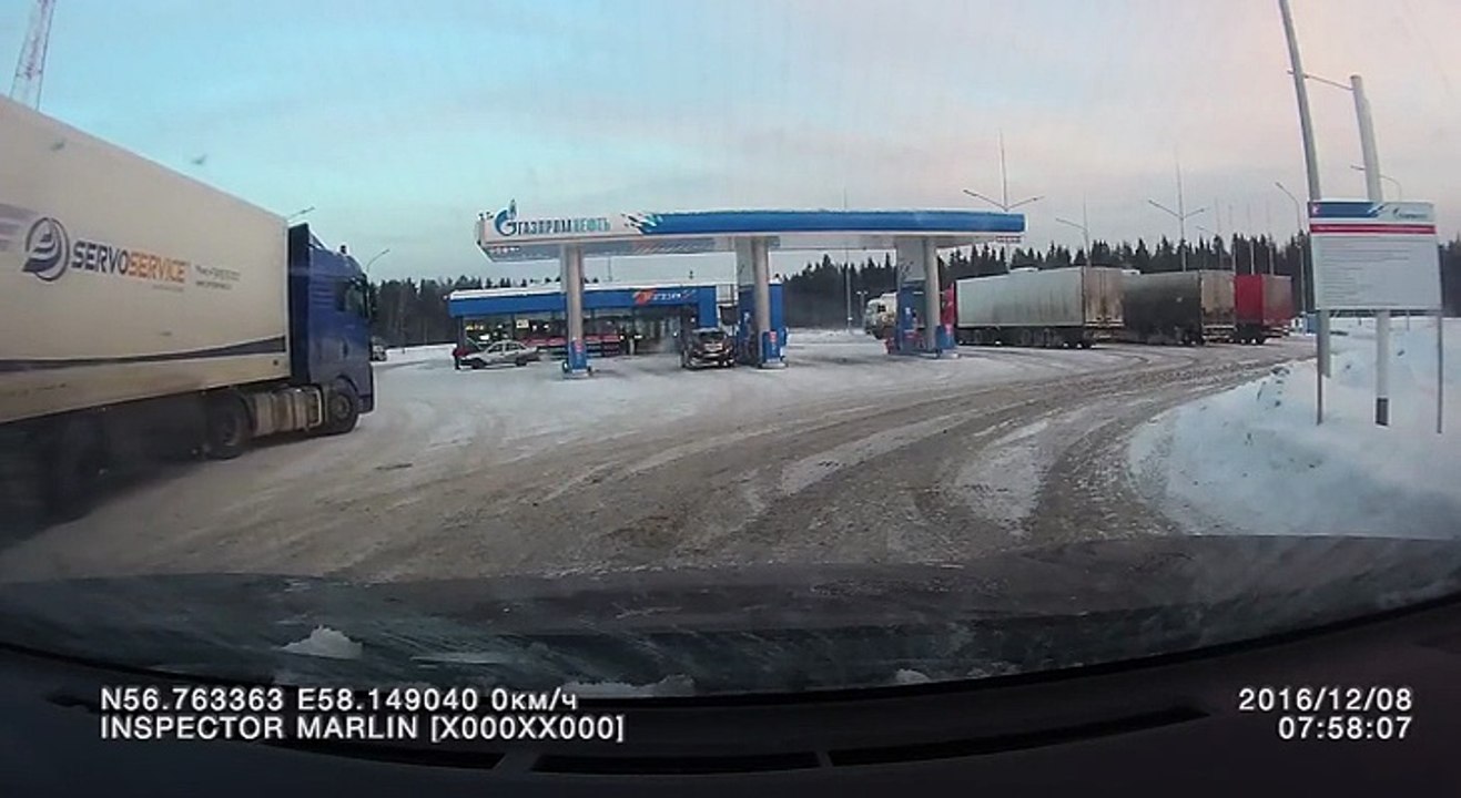 Ce camion explose dans une station service