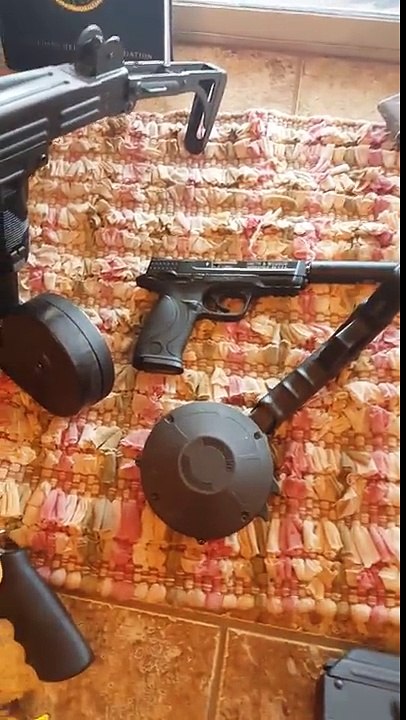 Il dispose d'une armurerie à la maison !