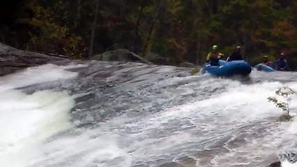 Ils bloquent leurs amis dans une cascade de rafting