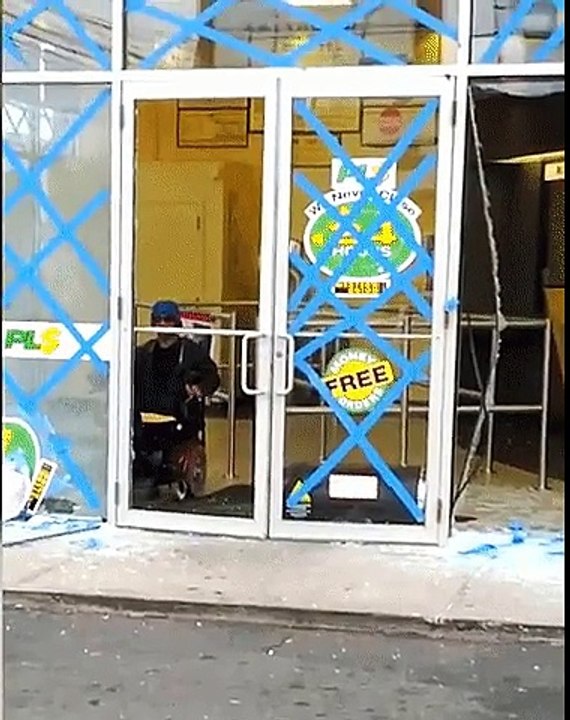 Cet handicapé est une véritable thug !