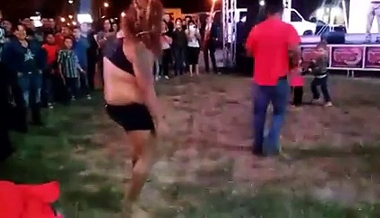 Cette jeune femme danse, à mourir de rire