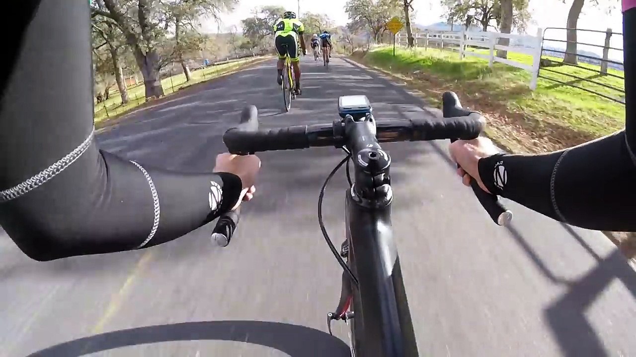Ce cycliste chute lourdement, c'était inévitable !