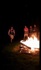 Complètement fou, il se jette dans le feu