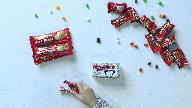 Des enfants goûtent les bonbons des 100 dernières années