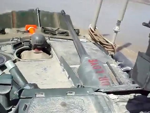 Traverser une rivière avec un char.. pas étanche. FAIL