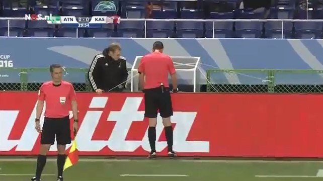 Un arbitre de foot utilise la vidéo et accorde un penalty.