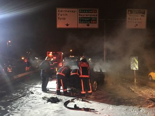 Lüks otomobil alev alev yandı, sürücü son anda kurtuldu