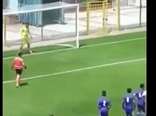 DEFENDEU O PENÁLTI, FESTEJOU COM O COLEGA E...O INSÓLITO ACONTECEU