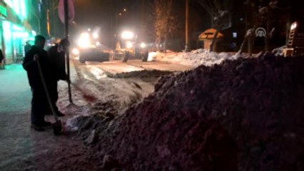 Yüksekova'da Zırhlı Iş Makineleriyle Karla Mücadele