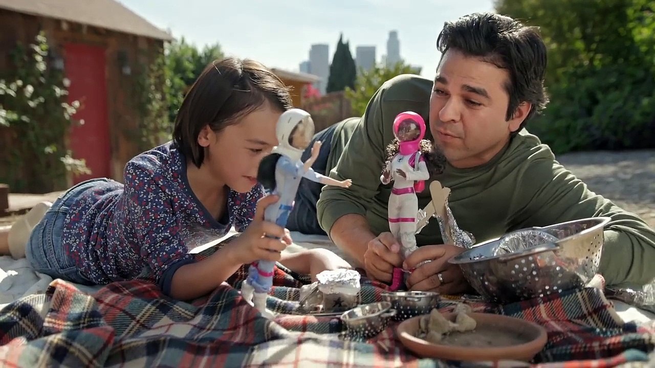 Des papas jouent à la Barbie avec leurs filles dans la dernière publicité de Mattel
