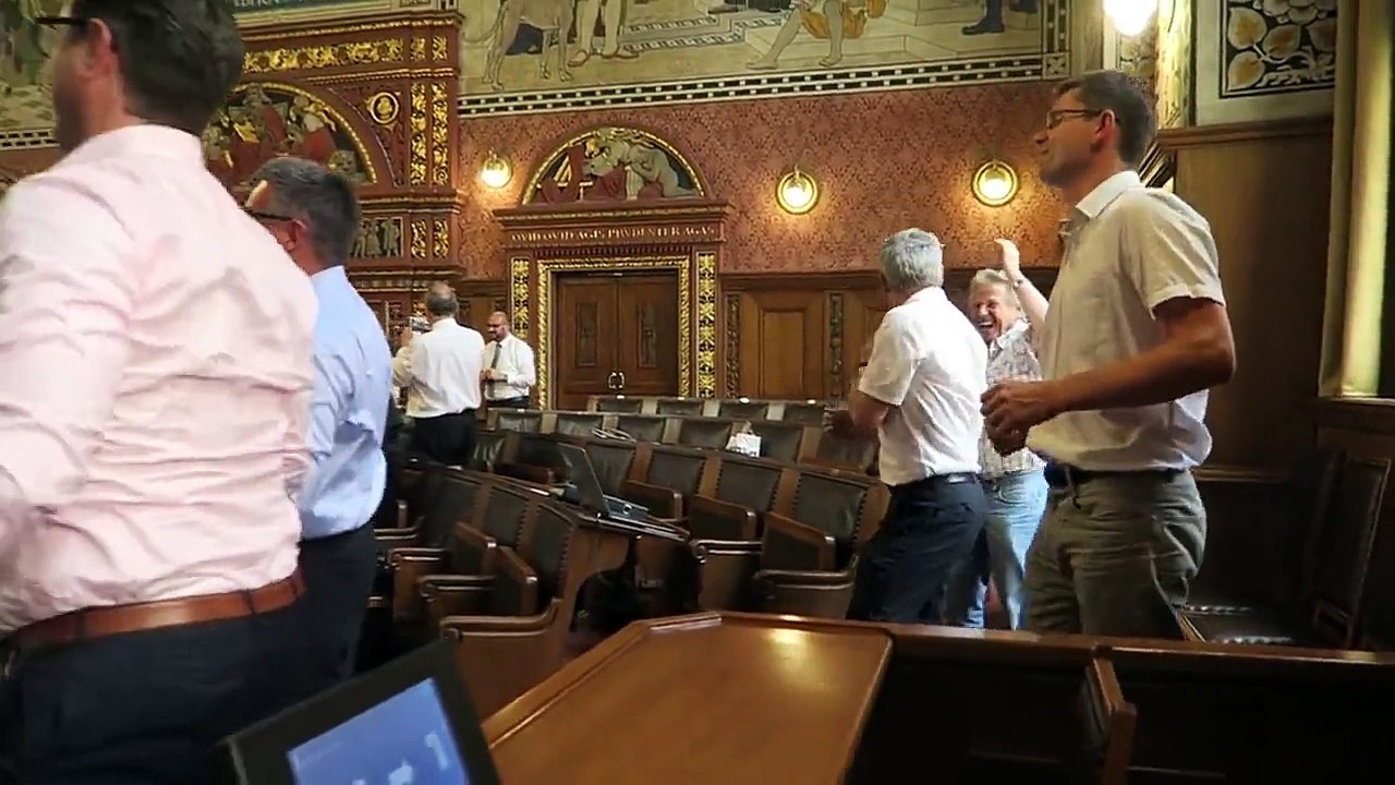 Un député s'enflamme et vient coller la jolie prof de fitness !