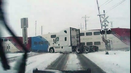 Une remorque de FedEx pulvérisée par un train !