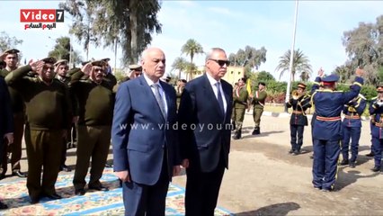 بالفيديو...محافظ قنا يقدم التحية العسكرية ويضع إكليل الزهور بالنصب التذكارى