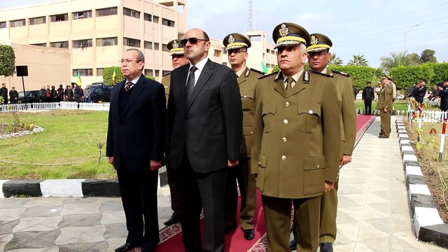 بالفيديو..محافظ دمياط ومدير الأمن يضعا إكليلاً من الزهور على النصب التذكارى اللشهداء