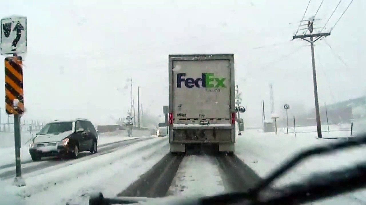Camion découpé en deux par un train !
