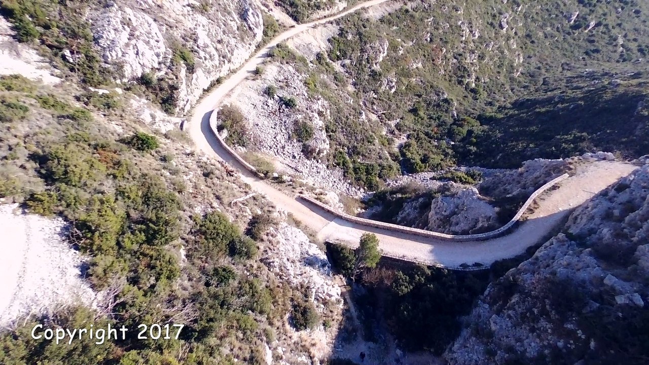 Survol du Ch. du Baou des Quatre Oures. Bebop 2 FPV