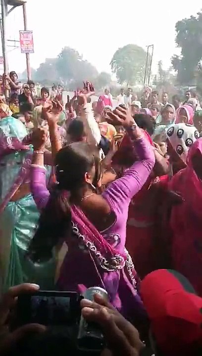 Munda gora Rang Dekh ke diwana ho gaya  utter Pradesh || deshi girl dance in marriages