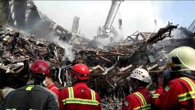 Hallan 8 nuevos cuerpos bajo los escombros del edificio derrumbado en Teherán