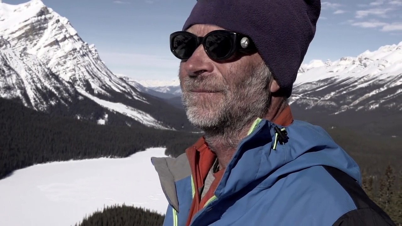 Questo artista crea dei disegni spettacolari sulla neve. Guardate come fa!