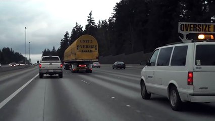 Inizia a superare il lunghissimo tir, ciò che vede a metà vi lascerà confusi!