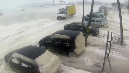 Grosse galère pour ce camion sur une route enneigée...
