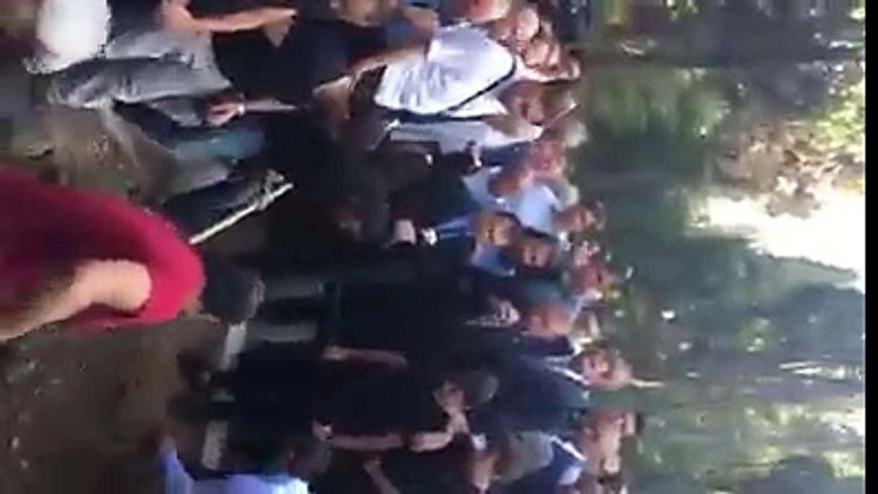 شاهد أردوغان يقرأ القرآن الكريم عند دفن جثمان رفيق دربه أورل أولتشاك الذي قتل برصاص عناصر الانقلاب ليلة الجمعة.