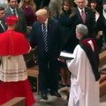 Quand Donald Trump ne serre pas la main d'un prêtre noir