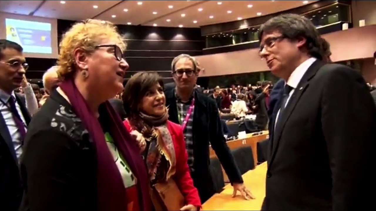 Puigdemont al Parlament europeu conversant amb l'eurodiputada romanesa Renata Weber