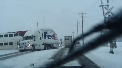 Un train à pleine vitesse percute un camion.