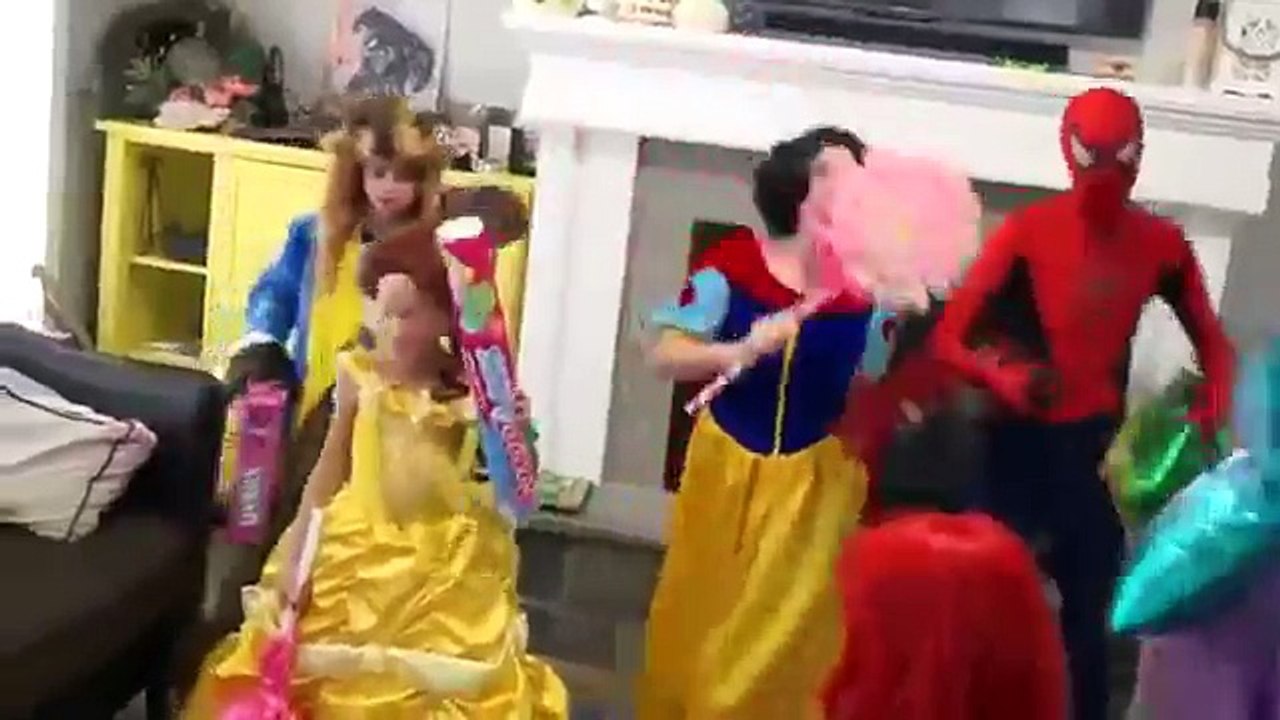 #Frozen Elsa & Elsa baby vs Clown! w Spiderman, Joker girl, bad baby spiderman