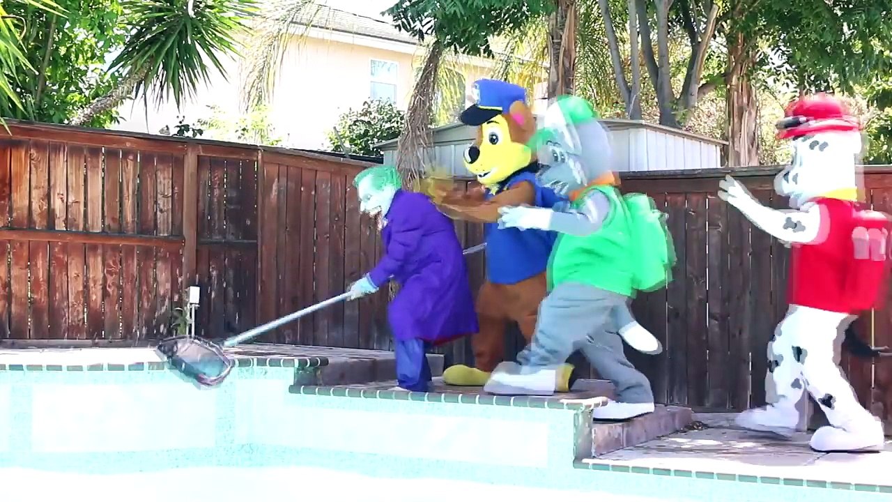 Is Princess Rapunzel Kissing The Joker? w/ Jealous Blue Spiderman & Venom in Real Life