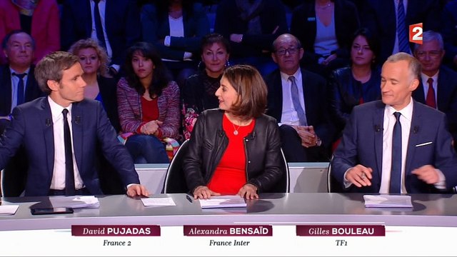 Débat primaire: Regardez Manuel Valls et Benoît Hamon arriver sur le plateau et se serrer la main ... poliment