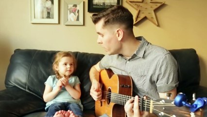 Âgée de 4 ans, une enfant chante en duo avec son père. "You've Got a Friend In Me"