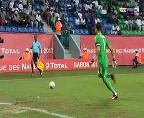 بالفيديو..الحضرى يخطف قلوب المصريين بالخروج من مرماه وملاحقة الكرة