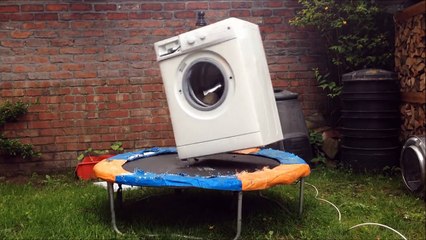 Un lave linge des briques et un trampoline