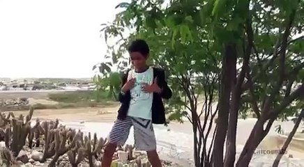 Kkk gente olha esse menino dançando e cantando ele é feio