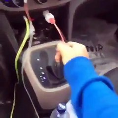 Homem trola amigo soutando o freio de mão