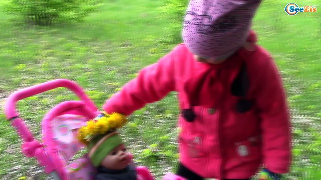 Кукла Беби Борн и Ярослава на прогулке. Киндер Сюрприз. Раскраска-Невидимка для детей