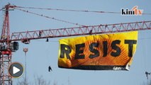Aktivis Greenpeace panjat kren 'Tentang' Donald Trump