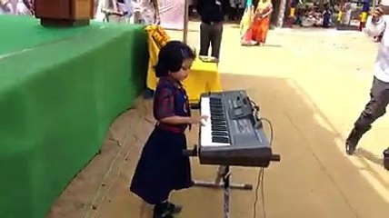 بچی ایسا بینڈ بجایا جیسے کوئی بڑے سے بھی اچھا بنڈ بجائیں