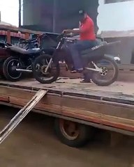 lupit ni kuyang pinatulay yung motor tapos pinalipad! amazing!