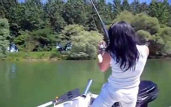 Genç Kızın Oltayla Tutuğu Dev Balığı Görünce Şaşkına Döneceksiniz !