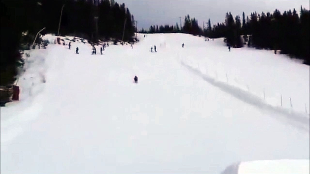 Ce skieur se prend une gamelle énorme sur un tremplin... Il a voulu faire quoi???