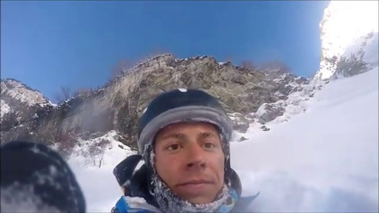 Ce skieur n'a pas vu la falaise... et chute de très haut!
