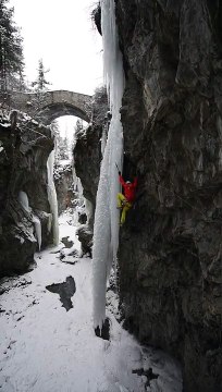 Cet alpiniste chute en escaladant une cascade gelée !