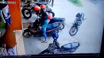 Même en moto les femmes ont du mal à faire des créneaux!