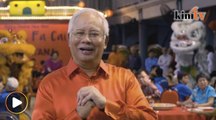 Najib bersama warga tua dalam iklan Hari Raya Cina 2017