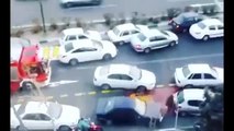اینجا ایرانه.راننده‌ها راه رو برای آتش‌نشانی باز میکنن. بفرستید به گروه‌ها ببینند مردم