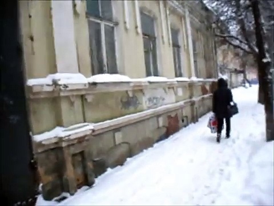 Ледяные сосульки на крыше