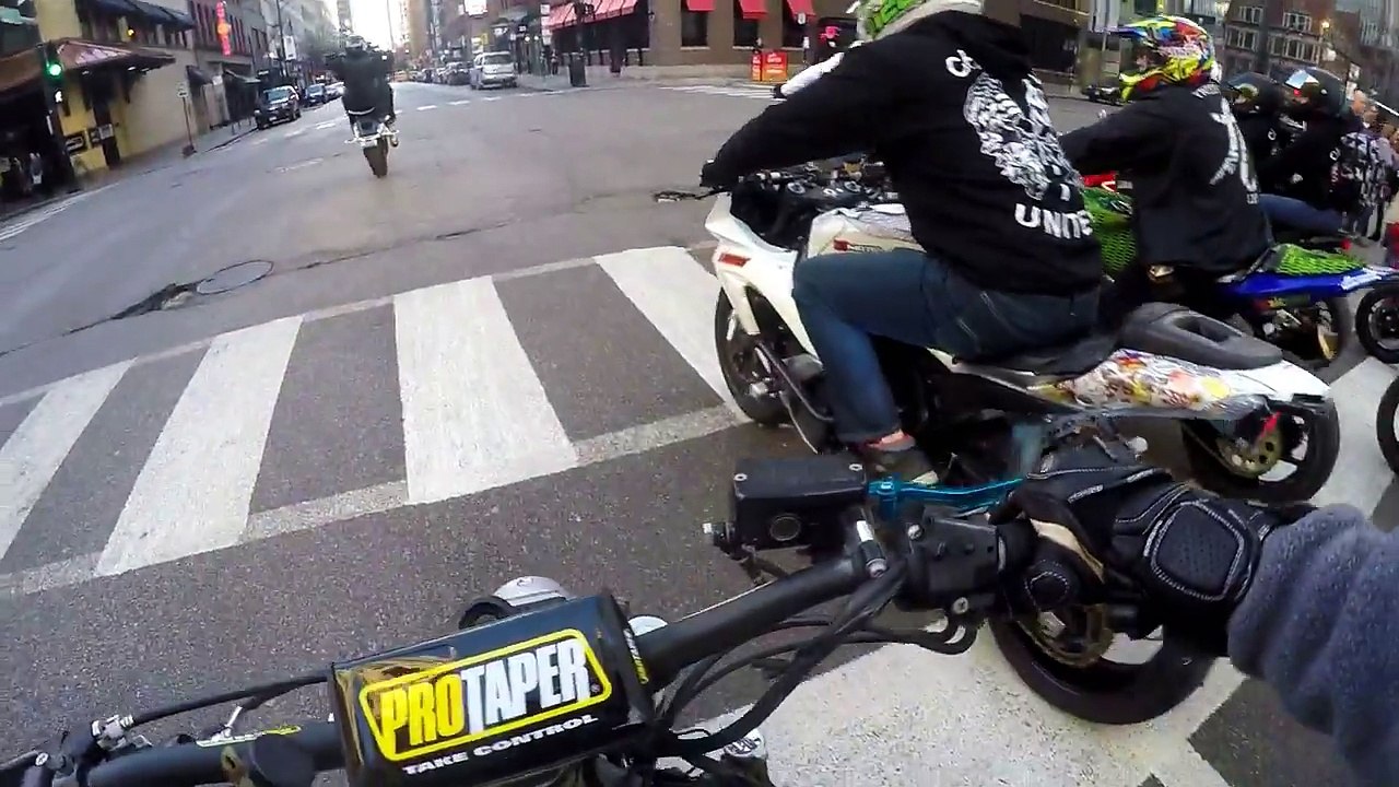 Un policier balance son café sur un motard (Chicago)